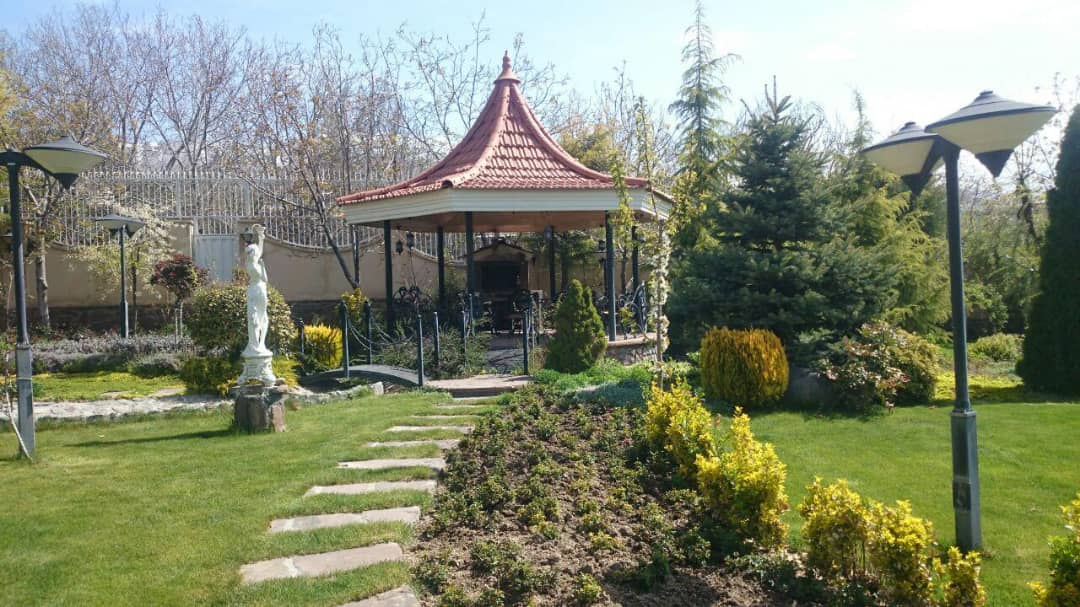 مزایا و چالش‌های ساخت و نگهداری آلاچیق در باغ: راهکارهای اجرای آلاچیق تهران برای آرامش سبز